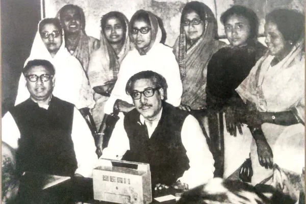 নির্বাচনের ফলাফল শুনছেন বঙ্গবন্ধু শেখ মুজিবুর রহমান (১৯৭০)