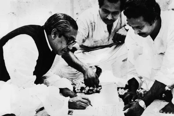 ৬ মে ১৯৭২ বন্ধবন্ধুর সাথে আ স ম আব্দুর রব এবং আব্দুল কুদ্দুস মাখন।