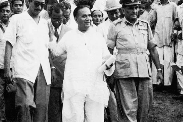 প্রধানমন্ত্রী হোসেন শহীদ সোহরাওয়ার্দীর সঙ্গে শেখ মুজিবুর রহমান (১৯৫৬)