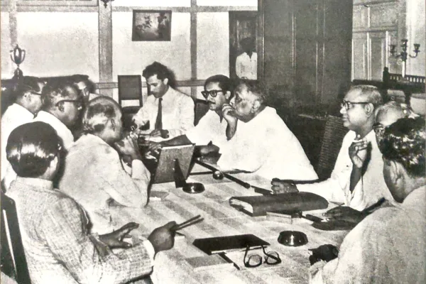 মন্ত্রীসভার বৈঠকে অন্যান্যদের সাথে শেখ মুজিবুর রহমান (১৯৫৭)