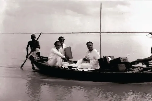 নির্বাচনী প্রচারণায় হোসেন শহীদ সোহরাওয়ার্দী এবং শেখ মুজিবুর রহমান (১৯৫৪)