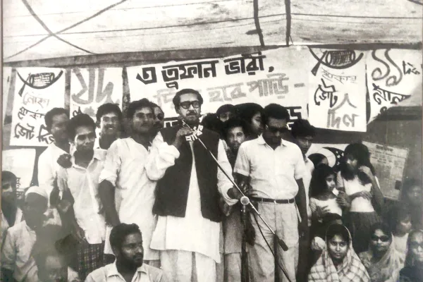 নির্বাচনী প্রচারণা সভায় বঙ্গবন্ধু শেখ মুজিবুর রহমান (১৯৭০)