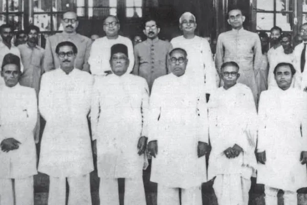 যুক্তফ্রন্ট মন্ত্রিসভার সদস্যদের সাথে শেখ মুজিবুর রহমান (১৯৫৪)