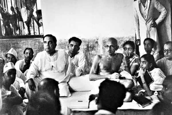 মহাত্মা গান্ধীর প্রতিবাদ সভায় তরুণ ছাত্র নেতা শেখ মুজিবুর রহমান (১৯৪৭)