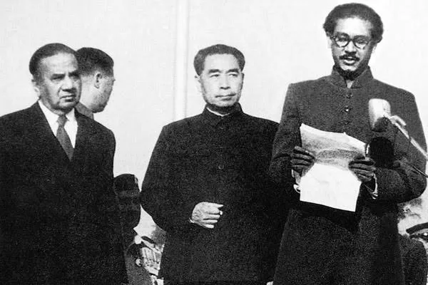 চীনের প্রধানমন্ত্রী চৌ এন লাইয়ের সংবর্ধনা সভায় শেখ মুজিবুর রহমান (১৯৫৬)