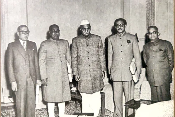 ভারতের রাষ্ট্রপতি রাজেন্দ্র প্রসাদের সঙ্গে শেখ মুজিবুর রহমান (১৯৫৭)