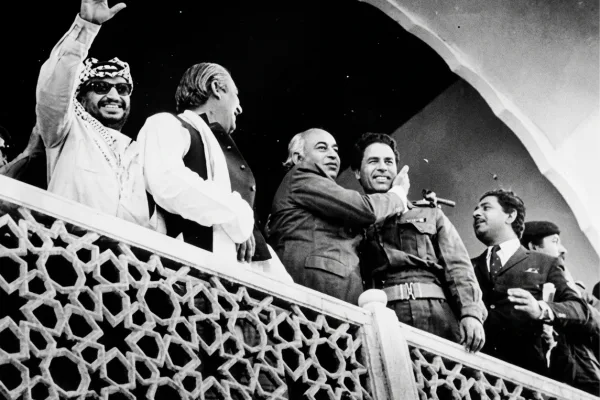 ১৯৭৪ সালে পাকিস্তানে ওআইসি সম্মেলনে ইয়াসির আরাফাত বঙ্গবন্ধু ভুট্টো গাদ্দাফি ও সাদ্দাম।